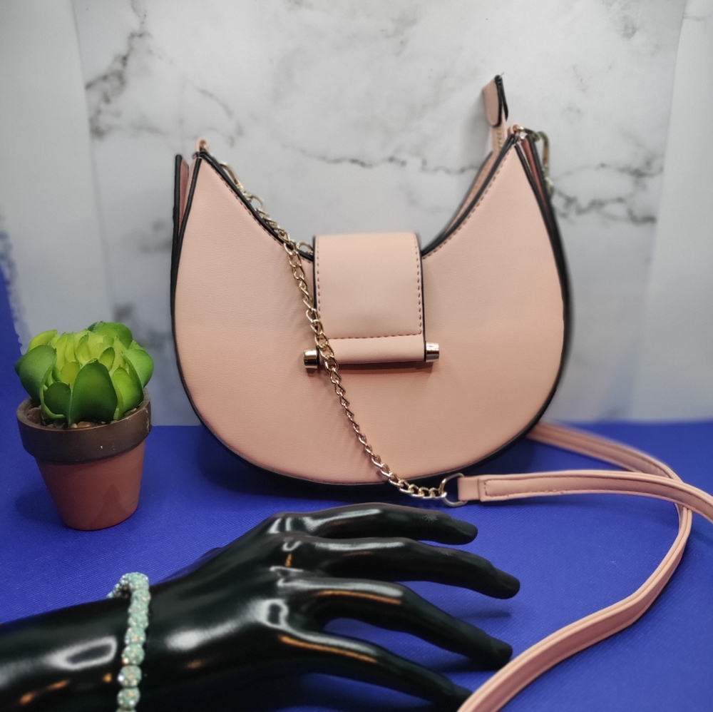 Crossbody chain strap bag